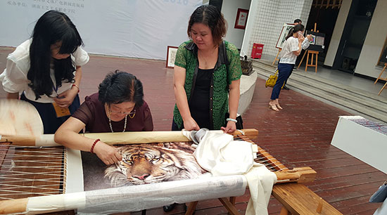 刘爱云大师在湖南工艺美术学院非物质文化遗产传承人培训班现场绣刺并指导。