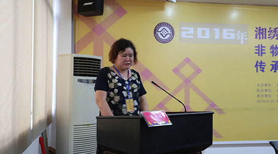 在非物质文化遗产传承人群培训班，湖南工艺美术学院开班仪式上，长沙紫金湘绣总经理代表学员发言。